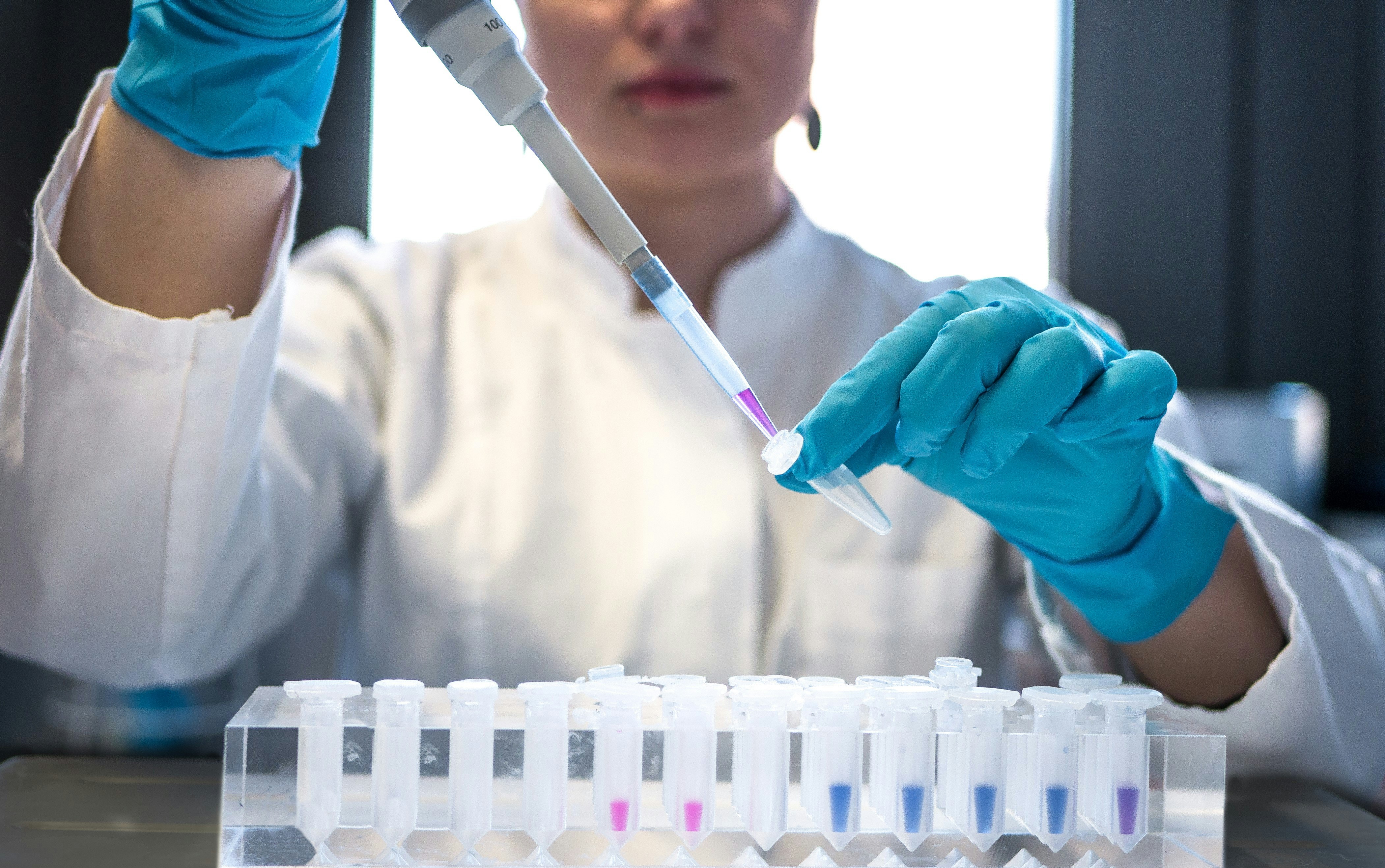 Diagnosta laboratoryjny przy pracy