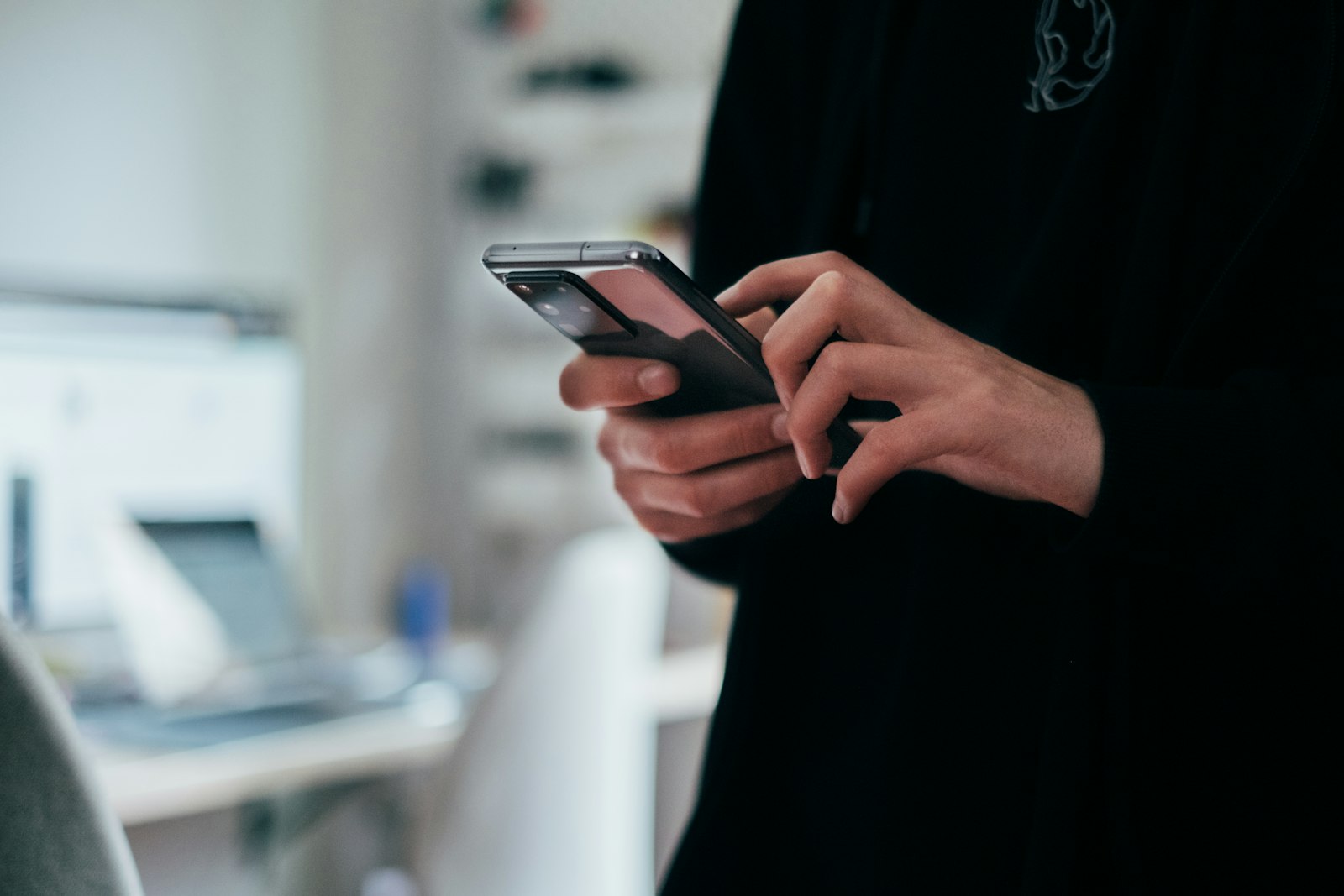 Pacjentka sprawdzająca wynik badania online